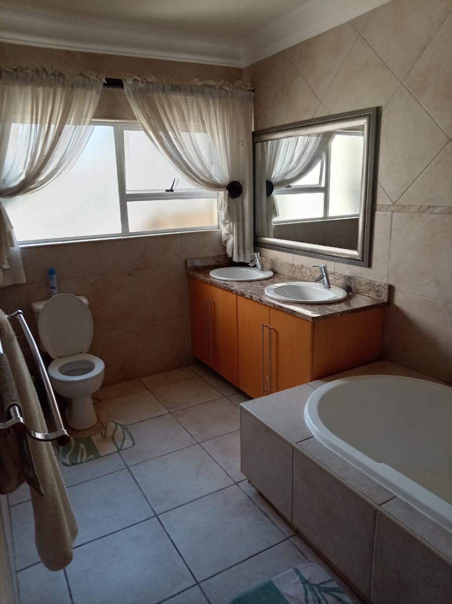 4 Bedroom Property for Sale in Caribbean Beach Club North West